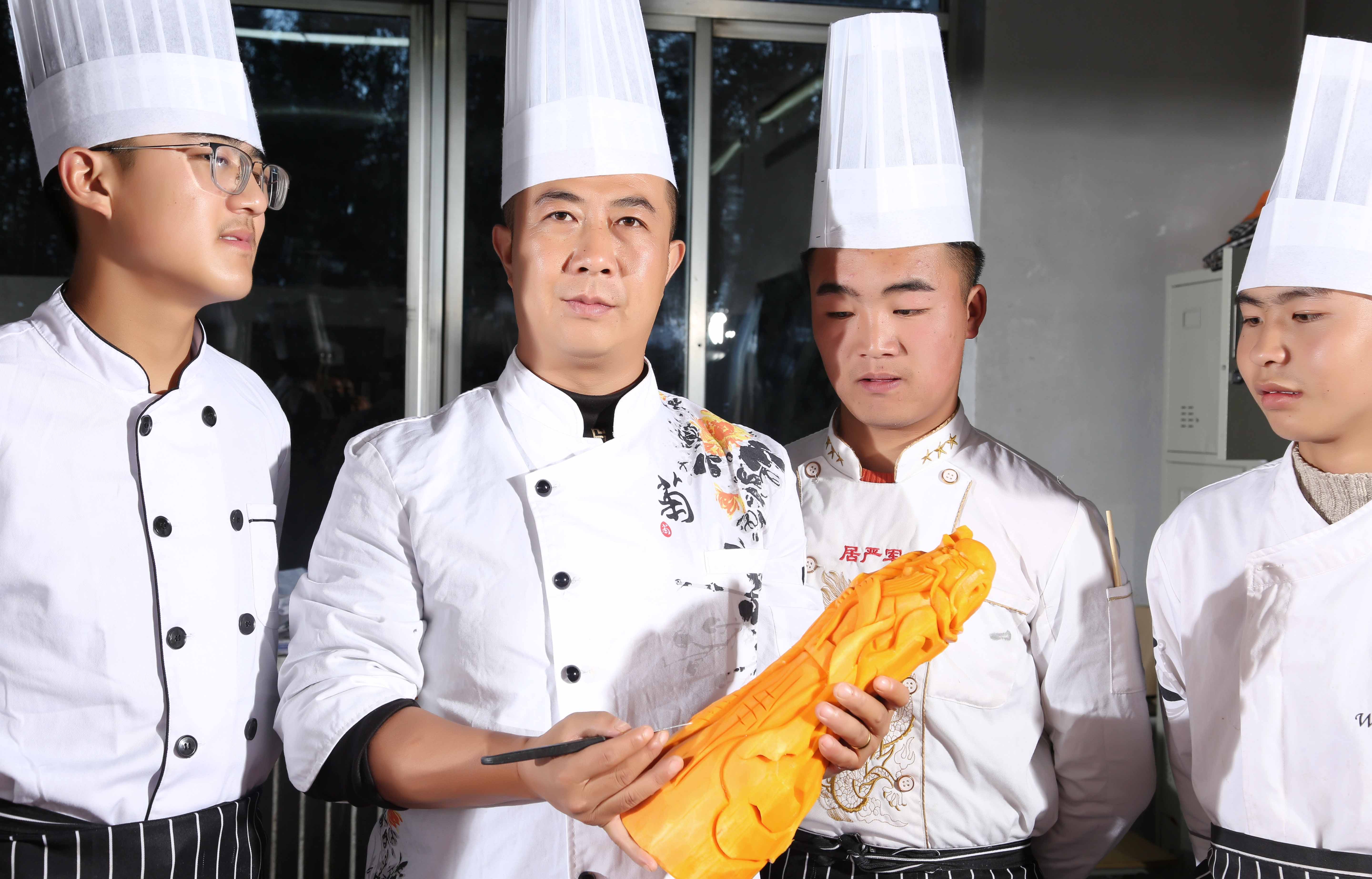 学厨师选择去学校还是酒店，甘肃中专学校给你答案