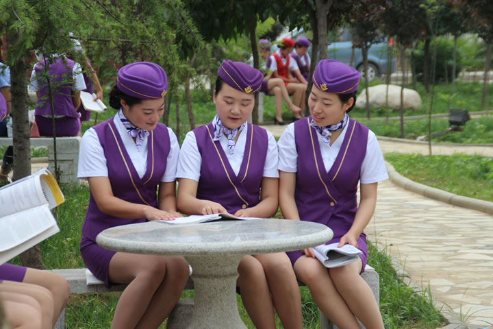 兰州高铁学校告诉你女孩当乘务员好不好